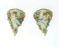 Paire de petites consoles murales, Sitzendorf, décor d'ornements en relief tels que putto et fleurs, dorure, env. 11,5 cm de haut