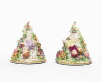 Paire de petites consoles murales, Sitzendorf, décor d'ornements en relief tels que putto et fleurs, dorure, env. 11,5 cm de haut