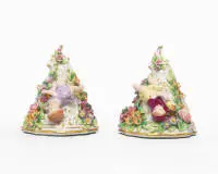 Paire de petites consoles murales, Sitzendorf, décor d'ornements en relief tels que putto et fleurs, dorure, env. 11,5 cm de haut