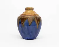 Vase, Gilbert Metenier (1876 - 1939), Art Déco, Frankreich, um 1920/30, unterseitig signiert "G. Metenier", Steinzeug mit polychromer Laufglasur, getreppte Schulter, H. 22 cm