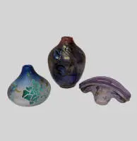 Objet vase, Louis Leloup (1929-2025), années 1990, verre incolore, mat, dégradé violet, décor abstrait avec fondants en poudre violet, blanc et or, signé Louis Leloup au fond, 13,5 cm