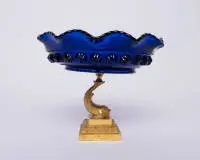 Tazza de style Empire, 19e s., verre bleu sur dauphin doré, env. 15 cm de haut, ø env. 18,5 cm, légères traces d'usure, légèrement déformé