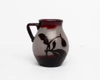 Cruche à anse, Emile Gallé, Art nouveau, Nancy, vers 1900, corps en verre laiteux de forme bombée avec embouchure légèrement évasée et anse rapportée, couverte en verre rouge foncé avec décor d'hibiscus, signée "Gallé", 15 cm de haut.