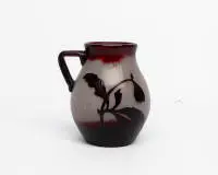 Cruche à anse, Emile Gallé, Art nouveau, Nancy, vers 1900, corps en verre laiteux de forme bombée avec embouchure légèrement évasée et anse rapportée, couverte en verre rouge foncé avec décor d'hibiscus, signée "Gallé", 15 cm de haut.