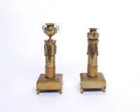 Paire de bougeoirs, classicisme, probablement fin 18e siècle, laiton, base carrée sur quatre pieds, fût rond avec chaînette, douille en forme de vase, feuilles lancéolées et oves, chacun à une flamme, 22,5-24,5 cm de haut, traces d'âge et d'usage, bosselé,...