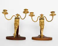 Paire d'appliques murales, Régence, France, vers 1725, bronze doré au feu, deux feux chacune, H. 28 cm