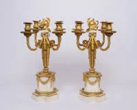 Pár čtyřramenných girandol, Ludvík XVI., Francie, kolem 1780, ohněm pozlacený bronz, podstavec s vpáčenými rohy pravděpodobně alabastr, v. 45,5 cm každá, ø 23,5 cm