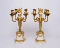 Paire de girandoles à quatre feux, Louis XVI, France, vers 1780, bronze doré au feu, base à angles rentrants probablement en albâtre, H. 45,5 cm chacune, ø 23,5 cm