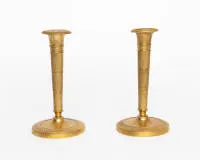 Een paar empire kandelaars / kandelaars, Frankrijk, begin 19e eeuw, verguld brons, fijn gecijseleerd decor, slanke conische schacht op ronde basis, H. 19 cm