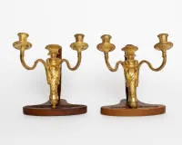 Pár klasicistních nástěnných aplik / svícnů, Ludvík XVI., Francie, kolem 1780, pozlacený bronz, každý dvouramenný, otvory pro elektrifikaci, v. 22 cm