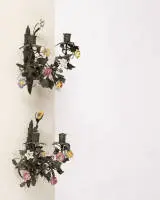 Paire de lampes murales, Louis XV, France, vers 1760, avec fleurs en porcelaine, chacune env. 31 x 30 x 16 cm, traces d'âge, fleurs partiellement ébréchées, une fleur manquante