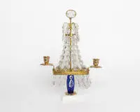 Bougeoir classique, Suède, 19e s., bronze doré, deux flammes avec pampilles en verre sur socle en marbre, élément en verre bleu cobalt, H. 37 cm