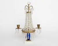 Bougeoir classique, Suède, 19e s., bronze doré, deux flammes avec pampilles en verre sur socle en marbre, élément en verre bleu cobalt, H. 37 cm