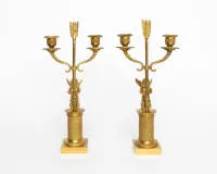 Ein Paar Kandelaber / Kerzenleuchter, Frankreich, Empire, um 1800, feuervergoldete Bronze, je zweiflammig, der Schaft in Form eines Pfeiles gehalten von sitzenden Putten, H. 36.5 cm