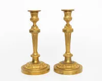 Pair of neoclassical candlesticks, Louis XVI, France, circa 1780, fire-gilt bronze, socket on conical shaft over round base, H. 27 cm.