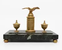 Nécessaire de bureau, France, Empire, probablement vers 1800, bronze doré et finement ciselé, aigle couronnant aux ailes déployées, env. 24 x 35 x 20 cm, traces d'usage