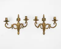 Pár klasicistních nástěnných svítidel / nástěnných svícnů, Ludvík XVI., Švédsko, kolem 1790, ohněm zlacený bronz, každé dvouramenné, ramena ve tvaru girland pod korunující ozdobnou vázou, 29 x 30 cm