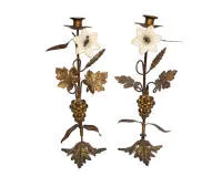 Paire de chandeliers d'autel, France, 2e moitié 19e s., bronze avec restes de dorure, chacun à un feu avec décor floral plastique en forme de feuilles de vigne, grappes et épis, chacun une fleur claire, H. env. 38 cm