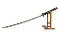 Katana in Koshirae, Japan, wohl 19. Jh. oder älter, leicht gekrümmte, einschneidige Stahlklinge in shinogi-zukuri-Form, die Oberfläche mit ausgeprägt damastartig bzw. hada-artig wirkender Schweißstruktur; kupferfarbener Habaki, schlichte, mokkōförmige...