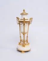 Vase / cassolette, Neoclassicism, France, Louis XVI, circa 1790, gilded bronze and white marble, very fine work, approx. 28 cm, marble slightly chipped at edges/small losses