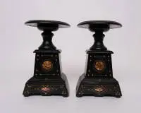 Paire de tasses en basalte, Empire, Italie, vers 1820, basalte noir avec technique pietra dura, partiellement ébréché, env. 25,5 cm