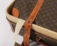 Vintage kufr Louis Vuitton, model Stratos 70, Francie, 20. stol., monogramovaná tmavě hnědá kůže, světle hnědé kožené lemování na zaoblených rozích, dvě přezky a obvodový zip na klopě s ražbou "LV", na spodní straně...