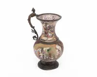 Cruche en émail avec fine peinture et anse figurée, Vienne, fin du 19e siècle, émail sur cuivre, 18 cm de haut, extérieur scènes paysannes en quatre panneaux, intérieur fine peinture décorative avec mascarons et guirlandes de fruits, divers manques,...