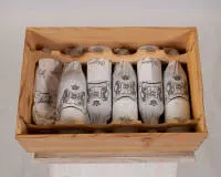 5 butelek Chateau Mouton Rothschild, Pauillac, 1998, butelki owinięte w oryginalny papier i w oryginalnej drewnianej skrzyni na 12 butelek, ta oznaczona "Chateau Mouton Rothschild / 1998"