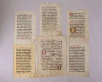 Antiphonaire, six feuillets individuels sur parchemin, cinq probablement du même livre, surface d'écriture env. 46 x 27,5 cm (61 x 40,5 cm BM), avec lignes de délimitation, paginés ; en outre un feuillet plus grand, surface d'écriture env. 56 x 38 cm (73 x 53,5 cm BM) ;...
