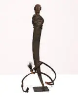 Corne médicinale, Zigoua, Nord-Tanzanie, corne animale, corde tressée et bouchon sculpté figuratif, patine croûtée, support en fer, certificat de la galerie Alain Dufour, Ramatuelle, de 2001 disponible, H. env. 52 cm
