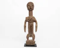 Stehende weibliche Figur mit Perlen-/Muschelhalskette, wohl Ahnenfigur, Ewe,Togo, ca. 42 cm hoch.