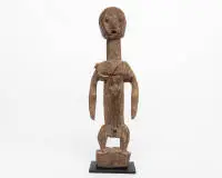 Staand vrouwelijk figuur met kralen/schelpen ketting, waarschijnlijk voorouderfiguur, Ewe, Togo, ca. 42 cm hoog.