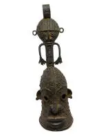 Helmmaskerklok, Benin, Afrika, ca. 54 cm hoog