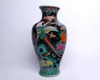 Vase balustre, Japon, 20e s., porcelaine, oiseaux entre branches fleuries sur fond rocheux, polychrome, sur fond noir, bordures, au fond marque japonaise noire Matsueda, 45 cm de haut