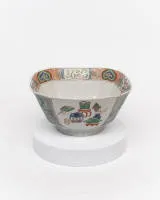 Schale, China, Kangxi, 1662-1722, Porzellan, famille verte, auf Standring die oktogonale Wandung, vier Paneele mit Antiquitäten, Wasserdrachen auf grünem Grund, innen eine Bordüre mit Phönixen in Kartuschen und ruyi-Köpfen, auf dem Spiegel...