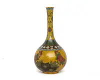 Vase cloisonné japonais (Shippō), époque Meiji, vers 1900, probablement Nagoya ou Kyōto. Forme balustre ou bouteille à long col, laiton/cuivre avec émaux cloisonnés, fond jaune avec pivoines, rinceaux, motif géométrique et bordures, avec...
