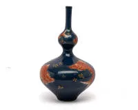 Kleine kalebasvaas (Hyōtan), Japan, Meiji-periode (1868-1912), onderglazuur blauwe fond met in ijzerrood en goud geaccentueerde koi-karpers en verspreide bloemmotieven, fijn emaille- en goudschildering, h. 20 cm