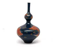 Petit vase calebasse (Hyōtan), Japon, époque Meiji (1868-1912), fond bleu sous couverte avec carpes koi rehaussées de rouge de fer et d'or ainsi que motifs floraux dispersés, fine peinture d'émail et d'or, H. 20 cm