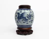 Récipient à couvercle (dit pot à gingembre), Chine, dynastie Qing, probablement époque Kangxi (1662-1722). Porcelaine bleu sous couverte, corps trapu en balustre, décoré en continu d'un phénix volant (Fenghuang) parmi nuages et motifs de flammes ;...