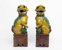 Paire de lions gardiens (dits chiens Fo), Chine, probablement fours de Shiwan, Guangdong, fin du 19e siècle, grès avec glaçures au plomb polychromes jaune, vert, aubergine et brun, représentés en lion gardien mâle et femelle sur socles rectangulaires,...