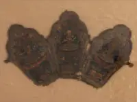 Couronne rituelle peinte en cuir / Tibet, couronne à trois feuilles portée lors d'occasions cérémonielles. Les panneaux légèrement coniques portent chacun au centre une représentation plus grande d'une divinité. Couronne avec signes de vieillissement...