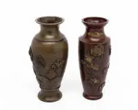 Deux petites vases japonais à décor floral, probablement fin de l'époque Meiji (1868-1912) et plus tard, probablement bronze et laiton, avec fleurs, feuilles et oiseaux appliqués, 15 cm et 15,5 cm de haut, petit vase légèrement bosselé sur le côté, petites rayures, décor...