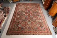 Bibibaff-Bachtiar, Iran, 1er tiers 20e s., neuf rangées de 15 champs carrés aux riches motifs floraux, neuf bordures avec fleurs, rinceaux et palmettes, env. 5,23 x 3,70 m, bord partiellement endommagé, un coin avec velours réduit, dans l'ensemble...