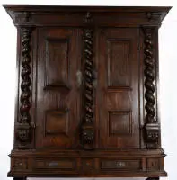 Armoire de vestibule baroque monumentale, Allemagne du Sud, probablement Souabe, vers 1700, placage de noyer sur bois tendre, corps à deux portes divisible au milieu sous corniche fortement saillante, façade avec trois colonnes salomoniques à chapiteaux corinthisants sur...