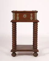 Coffre à documents baroque sur support, vers 1700, chêne, ferrures étamées, support à quatre pieds sur boules probablement plus récent, 17 x 44 x 37 cm, hauteur totale avec support 80 cm, traces d'âge