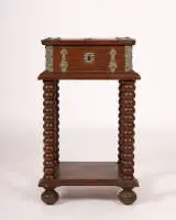 Coffre à documents baroque sur support, vers 1700, chêne, ferrures étamées, support à quatre pieds sur boules probablement plus récent, 17 x 44 x 37 cm, hauteur totale avec support 80 cm, traces d'âge