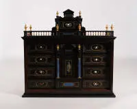 Cabinet de table italien Pietra Dura somptueux, probablement Florence, 2e moitié du 17e s., corps rectangulaire en ébène sur socle profilé et corniche correspondante, galerie à balustres sur trois côtés avec balustres dorés...
