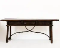 Table de réfectoire espagnole baroque en noyer massif, Castille, vers 1680 - 1700, noyer, plateau monobloc massif sur ceinture sculptée avec trois tiroirs et sculptures ornementales, piétement à quatre pieds également sculpté avec...