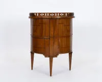 Raffinierte Demi Lune Kommode, Louis XVI, Österreich oder Norditalien, um 1790, Obstholz furniert, halbrunder Korpus auf drei konischen Vierkantfüßen, die Platte dreiseitig mit durchbrochen gearbeiteter Galerie, Platte seitlich verschiebbar, darunter...