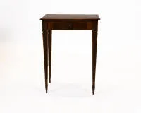 Petite table d'appoint, Louis XVI, vers 1780, meuble en noyer richement sculpté, plateau rectangulaire avec un tiroir en ceinture sur pieds carrés coniques, 71,5 x 54 x 42 cm, traces d'âge et d'usage